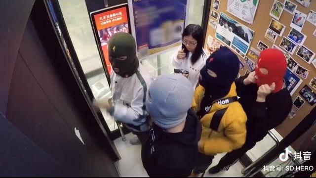 The best china prank in elevator The best china prank in elevator