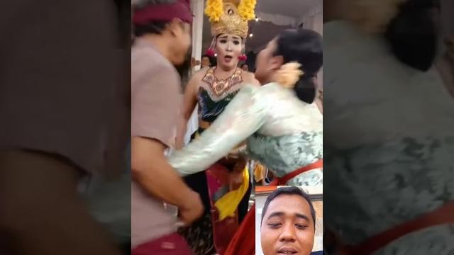Di labarak istri saat mau menari dengan joged di bali Di labarak istri saat mau menari dengan joged di bali