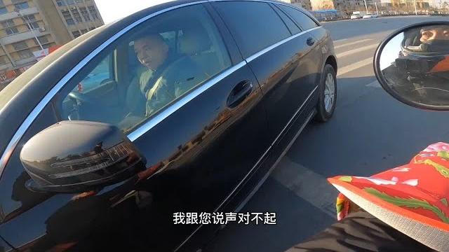 等个红绿灯让人骂了一顿 四轮真尊贵啊 等个红绿灯让人骂了一顿 四轮真尊贵啊