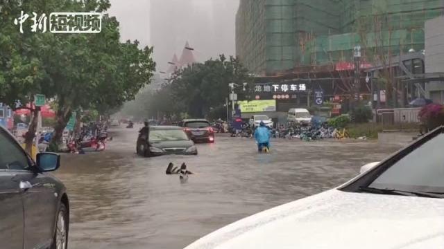 福州突降暴雨 “奔驰哥”强制涉水致车辆熄火 福州突降暴雨 “奔驰哥”强制涉水致车辆熄火