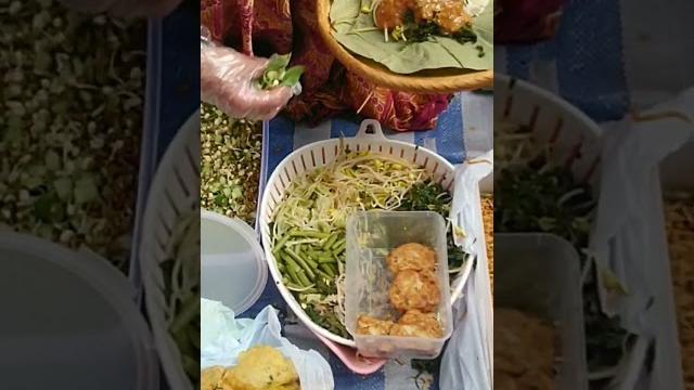 Jualan nasi pecel di bawah jembatan laris manis Jualan nasi pecel di bawah jembatan laris manis
