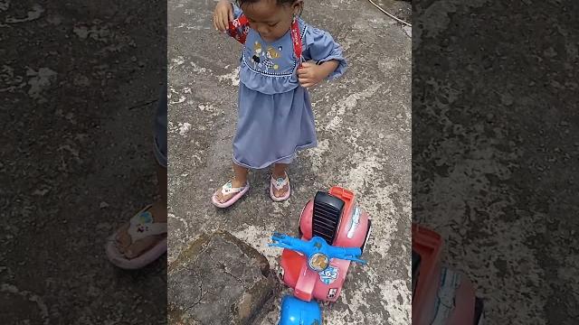 Alya naik motor berangkat ke sekolah Alya naik motor berangkat ke sekolah