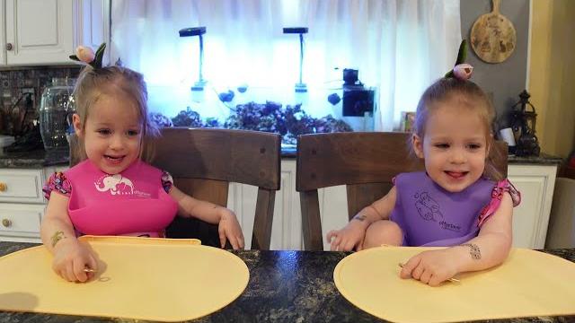 Twins try a whole peach Twins try a whole peach