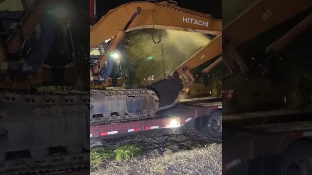 The moment when the excavator oil pipe bursts The moment when the excavator oil pipe bursts