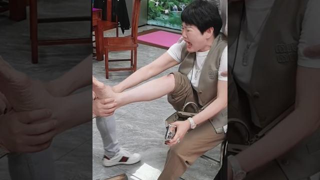 E2152 the ladysprained her foot,andshe was about to cry during the relocation by the doctor! E2152 the ladysprained her foot,andshe was about to cry during the relocation by the doctor!