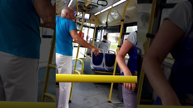 Недобрый дедушка сломал люк в автобусе Недобрый дедушка сломал люк в автобусе