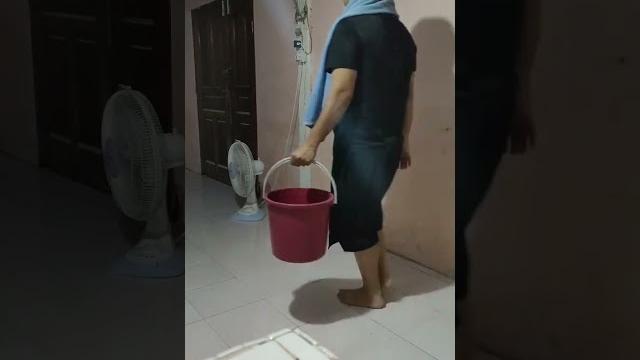 Mahu mandi kena beratur Mahu mandi kena beratur