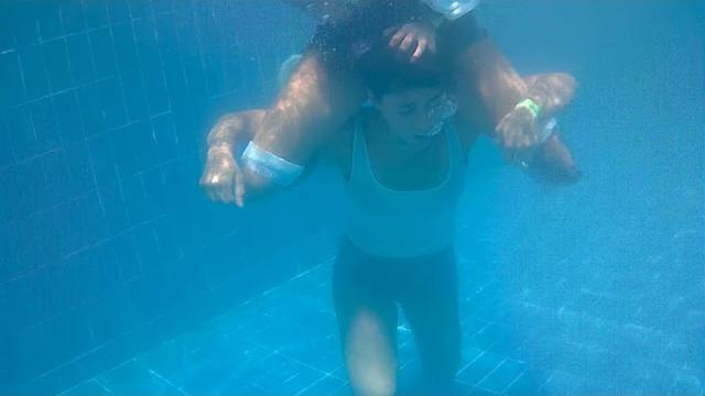 Underwater fight 2 girls (request video) Underwater fight 2 girls (request video)