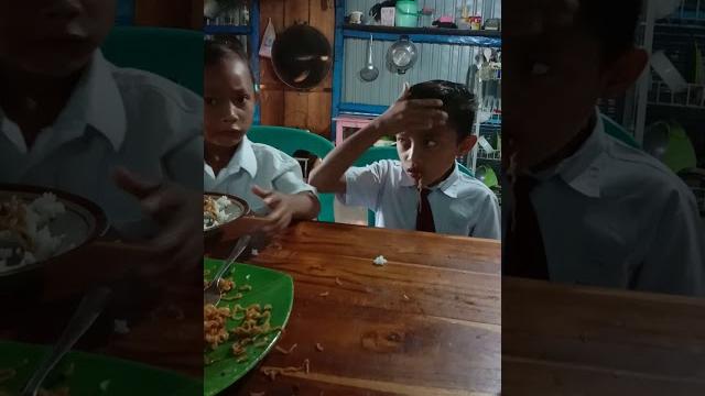 Lucu adik kakak berantem saat makan, Lucu adik kakak berantem saat makan,