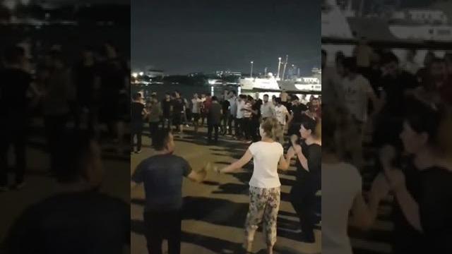 Kadıköyde ansızın halay çeken halk Kadıköyde ansızın halay çeken halk