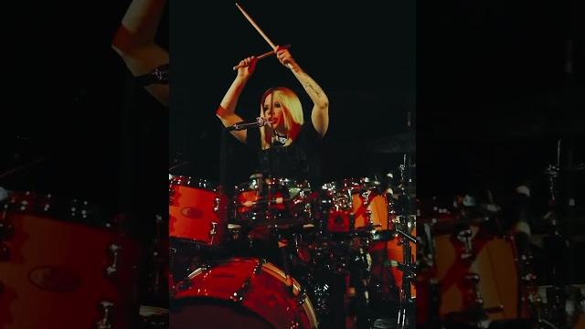 Love sux ️ @avrillavigne #livemusic #queen Love sux ️ @avrillavigne #livemusic #queen