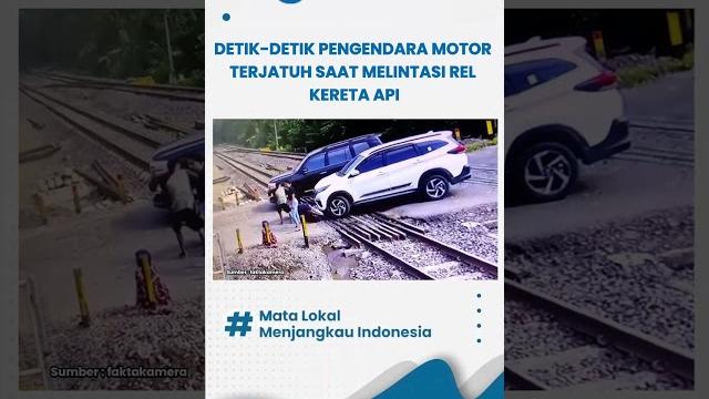 Detik-detik pengendara motor terjatuh saat melintasi rel kereta api Detik-detik pengendara motor terjatuh saat melintasi rel kereta api