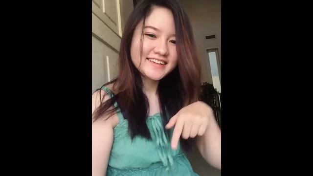 Cewe cantik ber geol geol jari . Cewe cantik ber geol geol jari .