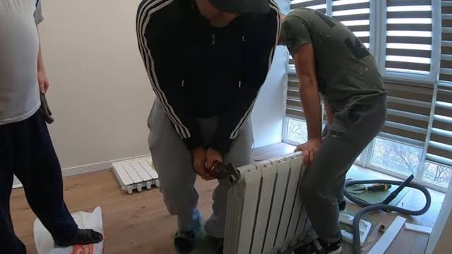 Если у тебя алюминиевый радиатор отопления.... у тебя будут большие проблемы // правильные краны Если у тебя алюминиевый радиатор отопления.... у тебя будут большие проблемы // правильные краны