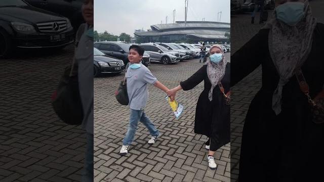Tante jalan sama brondong Tante jalan sama brondong