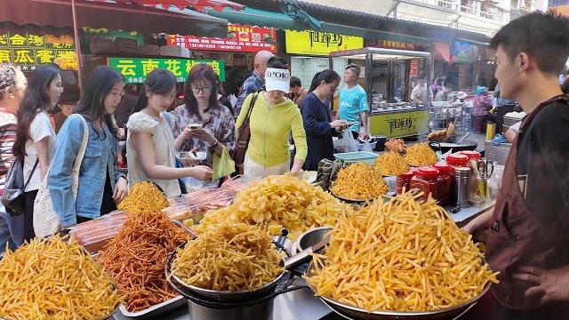 中国贵阳早市美食,油炸的玉米粑粑,软糯香甜的红糖碗饵糕,金黄酥脆的豆沙窝,贵州人的蔬菜沙拉烧椒皮蛋,带点苦味的荞麦粑粑,现在炸现卖的土豆片,特色酸菜豆米汤,爆浆豆腐圆子,各种口味的脆哨,特色肠旺面 中国贵阳早市美食,油炸的玉米粑粑,软糯香甜的红糖碗饵糕,金黄酥脆的豆沙窝,贵州人的蔬菜沙拉烧椒皮蛋,带点苦味的荞麦粑粑,现在炸现卖的土豆片,特色酸菜豆米汤,爆浆豆腐圆子,各种口味的脆哨,特色肠旺面