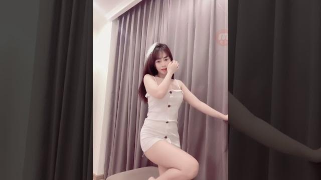 Bigo gái xinh nhảy sexy khoe hàng cực bốc Bigo gái xinh nhảy sexy khoe hàng cực bốc