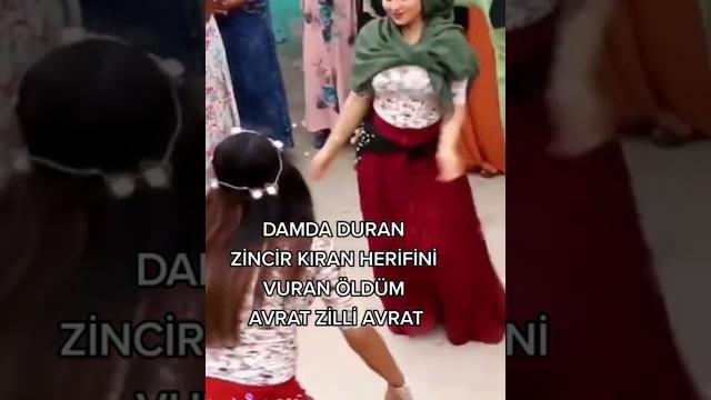 Zilli türbanlı her yerini sallıyor Zilli türbanlı her yerini sallıyor