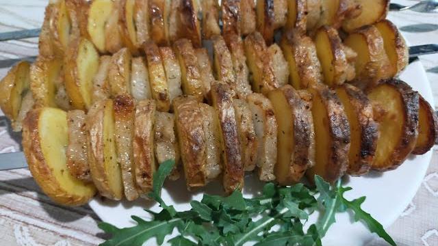Жарим картошку с курдюком на мангале. Жарим картошку с курдюком на мангале.