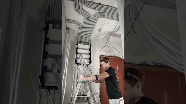 Установка щитов в квартире. installation of electrical panels. слаботочный щит и силовой вертикально Установка щитов в квартире. installation of electrical panels. слаботочный щит и силовой вертикально