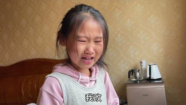 女儿寒假作业胡写乱填,妈妈一生气全给撕了,哭着求妈妈别撕! 女儿寒假作业胡写乱填,妈妈一生气全给撕了,哭着求妈妈别撕!
