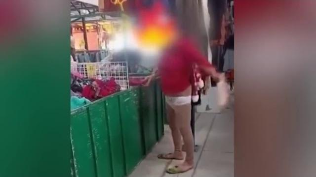 大妈在市场旁若无人试穿内裤意外走红 网友直呼活久见 太奇葩 大妈在市场旁若无人试穿内裤意外走红 网友直呼活久见 太奇葩