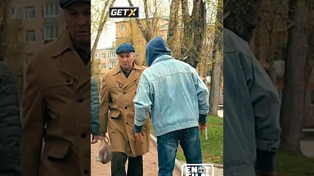 Гопники на деда напали #кино #сериал #enotfilm #shorts Гопники на деда напали #кино #сериал #enotfilm #shorts
