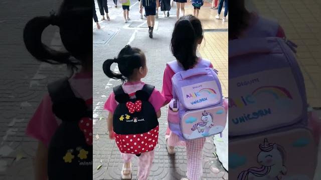 开学第一天,神兽归位,姐姐步入小学一年级,妹妹也上幼儿园了#shorts 开学第一天,神兽归位,姐姐步入小学一年级,妹妹也上幼儿园了#shorts