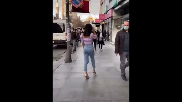 Seksi̇ ve dolgun türk kizinin gari̇p yürüyüşü Seksi̇ ve dolgun türk kizinin gari̇p yürüyüşü