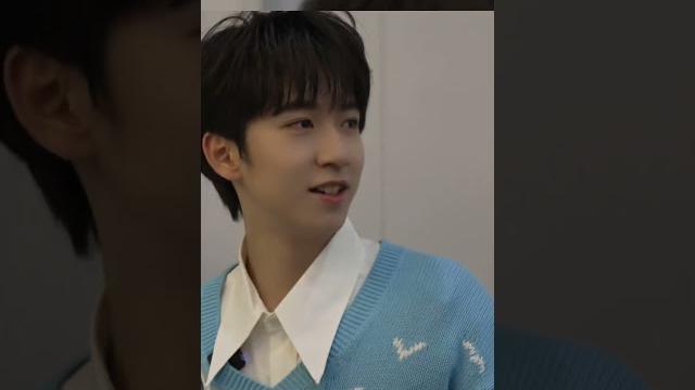 千呼萬喚的六公主視角又來啦!小賀同學的第一支校園視頻 #shorts #贺峻霖 #賀峻霖 千呼萬喚的六公主視角又來啦!小賀同學的第一支校園視頻 #shorts #贺峻霖 #賀峻霖