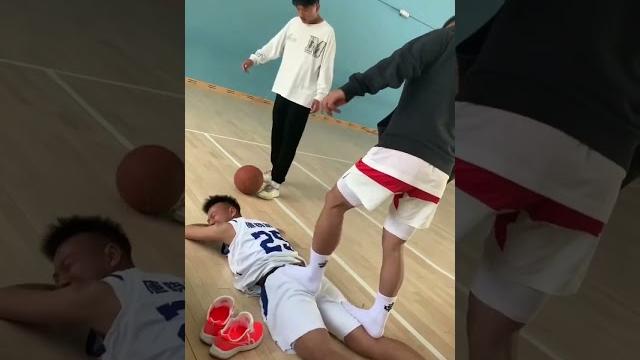白袜体育生肌肉男踩脚。松筋的好处可以增加关节灵活性,还能够有效缓解疲劳。松筋的主要原理是消散瘀血、理筋整复。松筋能够使筋膜以及肌肉得到放松,从而促进身体内的血液循环,加速肌肉的修复。松筋完以后要注意身 白袜体育生肌肉男踩脚。松筋的好处可以增加关节灵活性,还能够有效缓解疲劳。松筋的主要原理是消散瘀血、理筋整复。松筋能够使筋膜以及肌肉得到放松,从而促进身体内的血液循环,加速肌肉的修复。松筋完以后要注意身