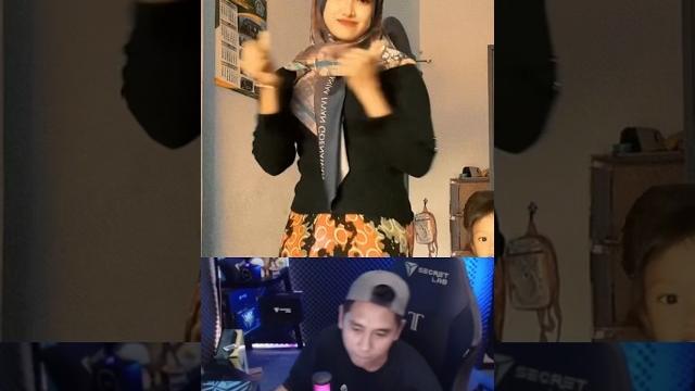 Ketika wanita hijab goyang pinggul #shrots Ketika wanita hijab goyang pinggul #shrots
