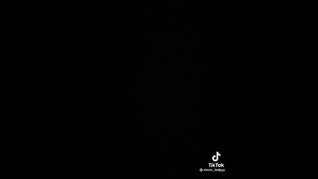 Kadın çocuğunu emziriyor Kadın çocuğunu emziriyor