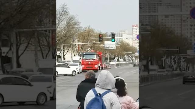 消防车出警,在红绿灯路口遇到前方不敢挪动的轿车堵路。 消防车出警,在红绿灯路口遇到前方不敢挪动的轿车堵路。