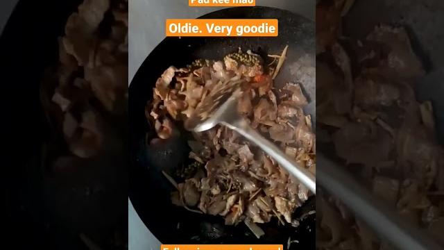 Pad kee mao-drunken noodles-old school authentic-#cooking #food #foodie #thaifood #thailand #shorts Pad kee mao-drunken noodles-old school authentic-#cooking #food #foodie #thaifood #thailand #shorts