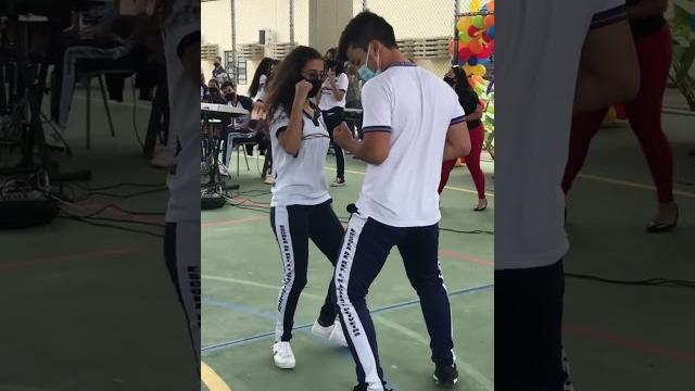 Dançando piseiro na escola Dançando piseiro na escola