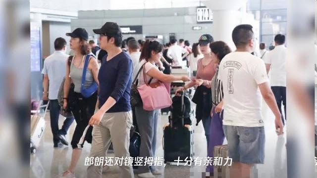 郎朗与小12岁娇妻合体现身,夫妻同戴婚戒秀恩爱,吉娜身材撩人 郎朗与小12岁娇妻合体现身,夫妻同戴婚戒秀恩爱,吉娜身材撩人
