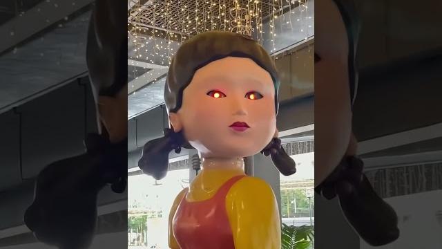 Огромная кукла из сериала игра в кальмара в реальной жизни! #shorts #игравкальмара #технологии Огромная кукла из сериала игра в кальмара в реальной жизни! #shorts #игравкальмара #технологии