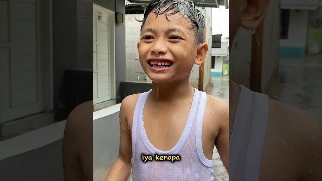 Ali mandi hujan Ali mandi hujan