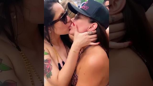 Beso apasionado de dos chicas en bikini! Beso apasionado de dos chicas en bikini!