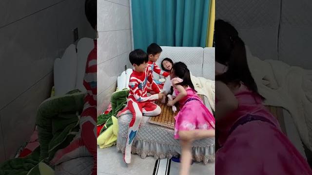 奥特曼和小舞给小丑女挠痒痒#家庭小游戏#开心一家人 #funny #亲子 #comedy 奥特曼和小舞给小丑女挠痒痒#家庭小游戏#开心一家人 #funny #亲子 #comedy