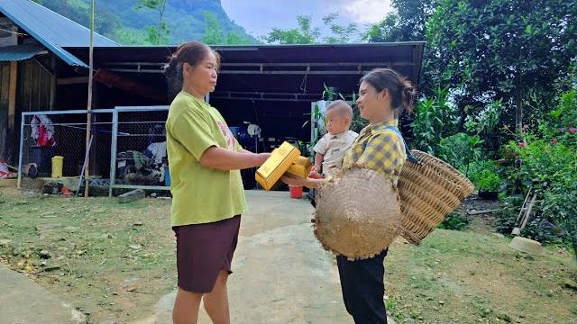 Single mother | helped an old lady recover her lost gold | was rewarded with a surprising gift. Single mother | helped an old lady recover her lost gold | was rewarded with a surprising gift.