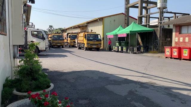 過年前的垃圾車要出發了 過年前的垃圾車要出發了