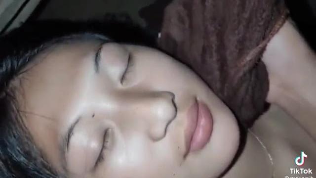 Digilir 4 pria desahan gadis perawan saat malam pertama Digilir 4 pria desahan gadis perawan saat malam pertama