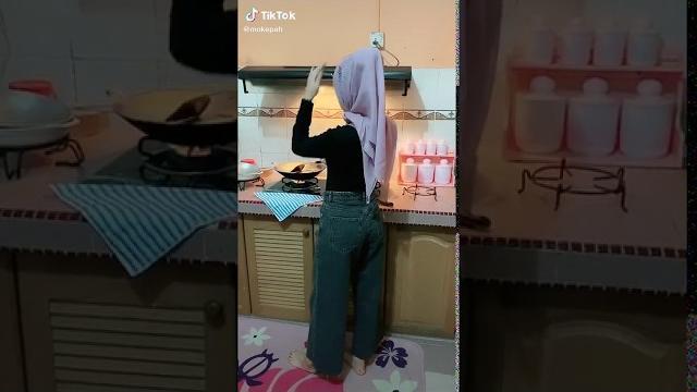 Türbanlı kız yemek yaparsa #türbanlı #twerk Türbanlı kız yemek yaparsa #türbanlı #twerk