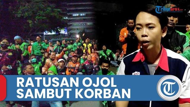 Demi sambut 2 rekannya yang bebas, ratusan driver ojol rela menunggu hingga tengah malam Demi sambut 2 rekannya yang bebas, ratusan driver ojol rela menunggu hingga tengah malam