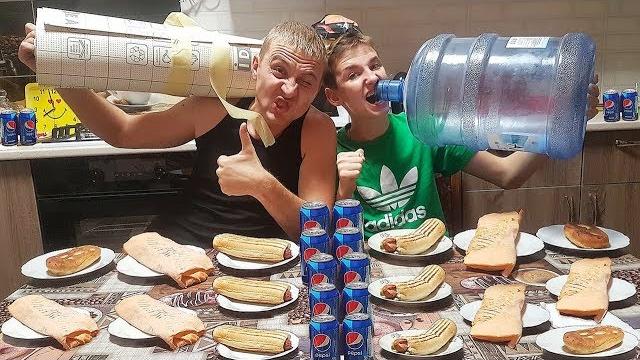Шаурма хот дог пирожок кто быстрее съест много еды получит деньги ! кто проиграет ест кошачий корм Шаурма хот дог пирожок кто быстрее съест много еды получит деньги ! кто проиграет ест кошачий корм