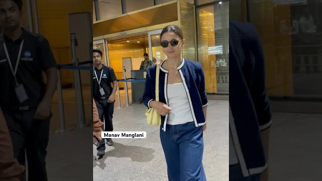 #aliabhatt's super candid #airportlook #aliabhatt's super candid #airportlook