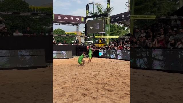 Se liga no que ronaldinho fez jogando futevôlei Se liga no que ronaldinho fez jogando futevôlei