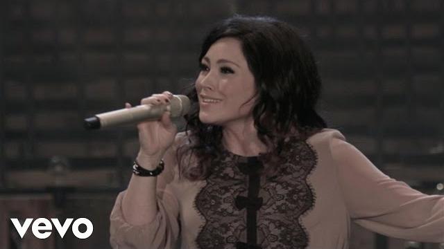 Kari jobe - breathe on us (live) Kari jobe - breathe on us (live)
